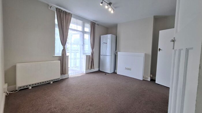 2 Bedroom Flat To Rent In Angel Close, Edmonton, N18