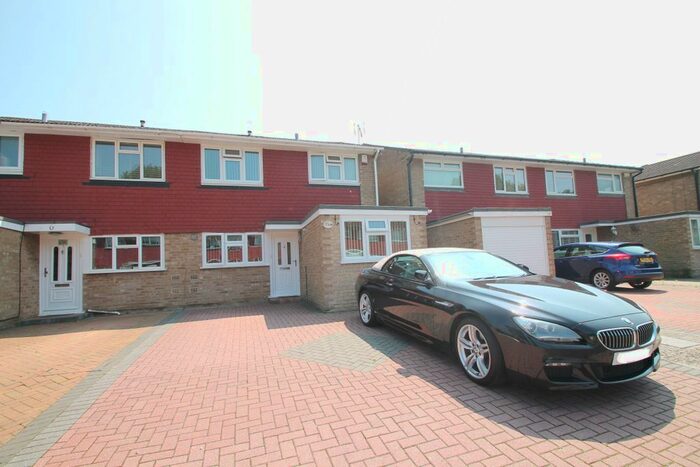 3 Bedroom Semi-Detached House To Rent In Fairway Avenue, West Drayton, UB7
