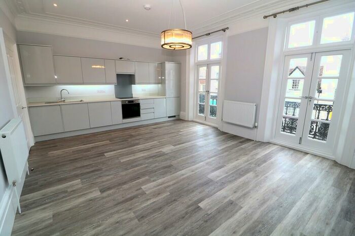 2 Bedroom Apartment To Rent In High Street, Dorking, RH4