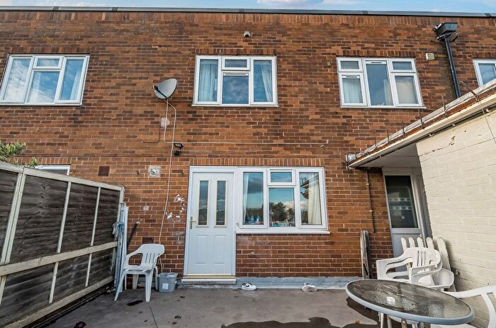 3 Bedroom Flat For Sale In Raynel Garth, Leeds, West Yorkshire, LS16