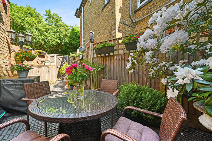 3 Bedroom End Of Terrace House For Sale In Green Lane, Stanmore, Harrow, HA7