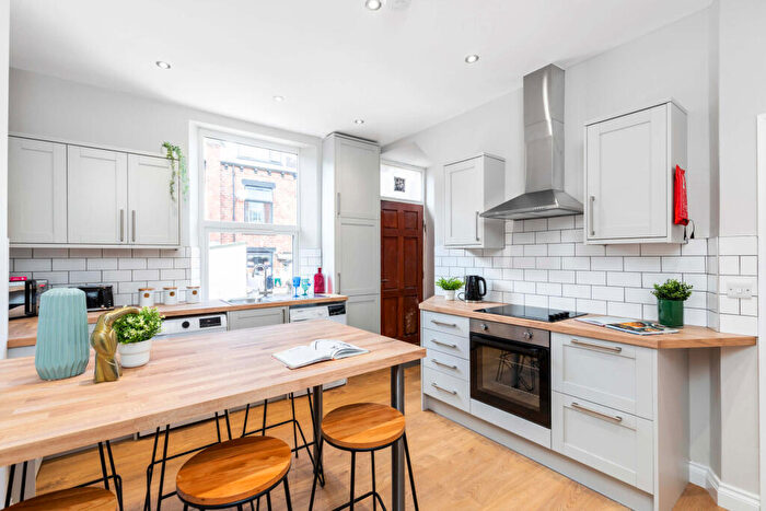 6 Bedroom House To Rent In Norwood Grove, Leeds, LS6