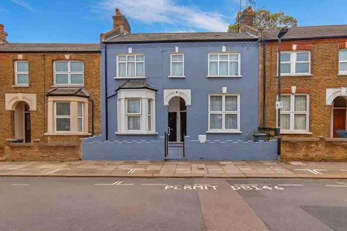 3 Bedroom Flat For Sale In Vale Road, Haringey, N4