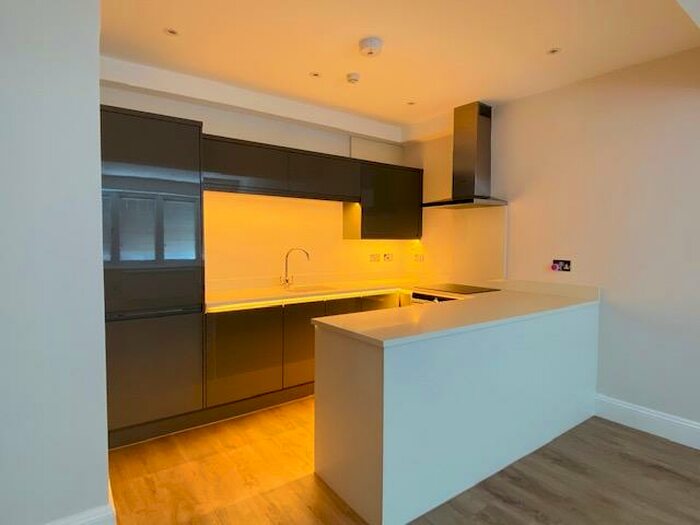 Ground Flat To Rent In Green Lanes, London, N21