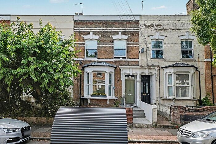 3 Bedroom Maisonette For Sale In Jenner Road, London, N16