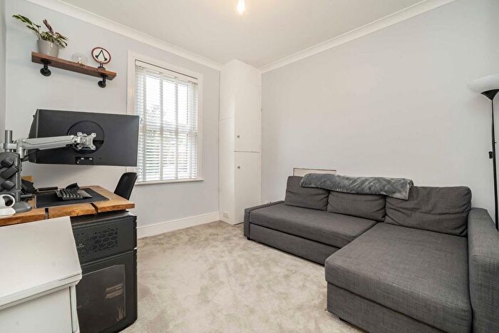 2 Bedroom Flat To Rent In Chapter Road, London, NW2
