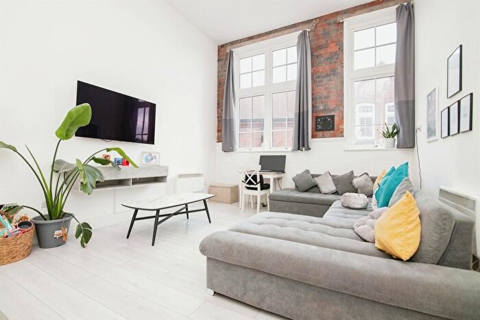 2 Bedroom Flat To Rent In Crocketts Lane, Smethwick, B66