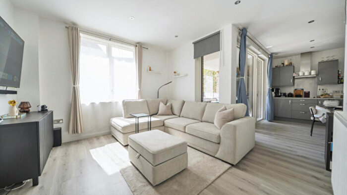 1 Bedroom Flat For Sale In Fielders Crescent, Barking, IG11