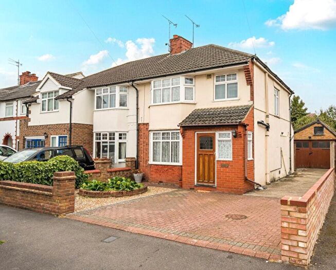 3 Bedroom Semi-Detached House For Sale In Suncote Avenue, Dunstable, Bedfordshire, LU6