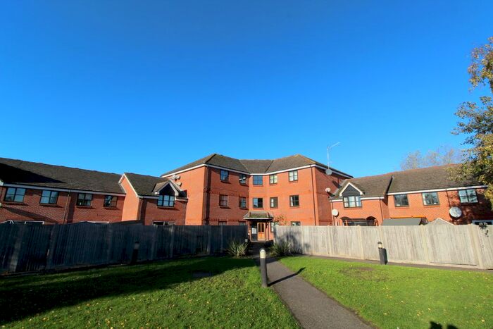 2 Bedroom Flat To Rent In Chertsey Road, Byfleet, West Byfleet, KT14