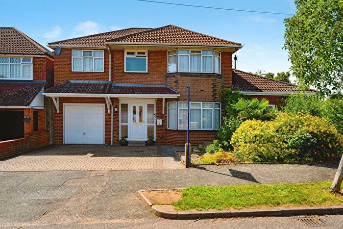 4 Bedroom Detached House For Sale In Hillview Crescent, Luton, LU2