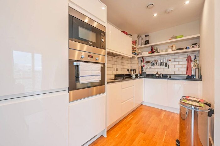 2 Bedroom Flat For Sale In Wimhurst Court, Tower Hamlets, London, E14