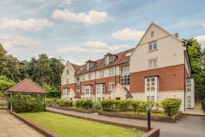 2 Bedroom Penthouse To Rent In Cottage Close, Harrow, HA2