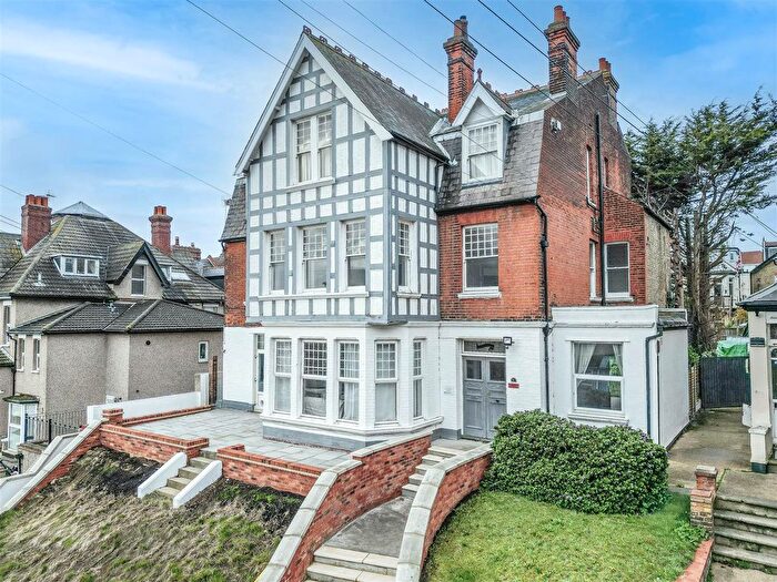 2 Bedroom Flat For Sale In Palmerston Road, Westcliff-On-Sea, SS0