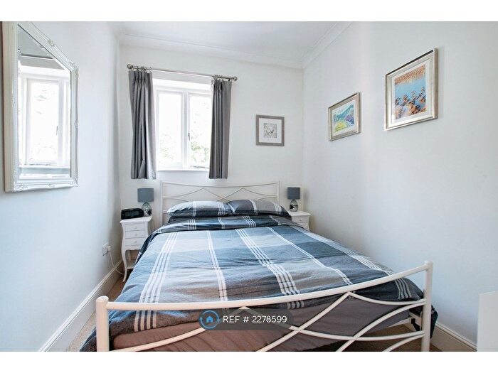 2 Bedroom Flat To Rent In Azalea Court, Bournemouth, BH4