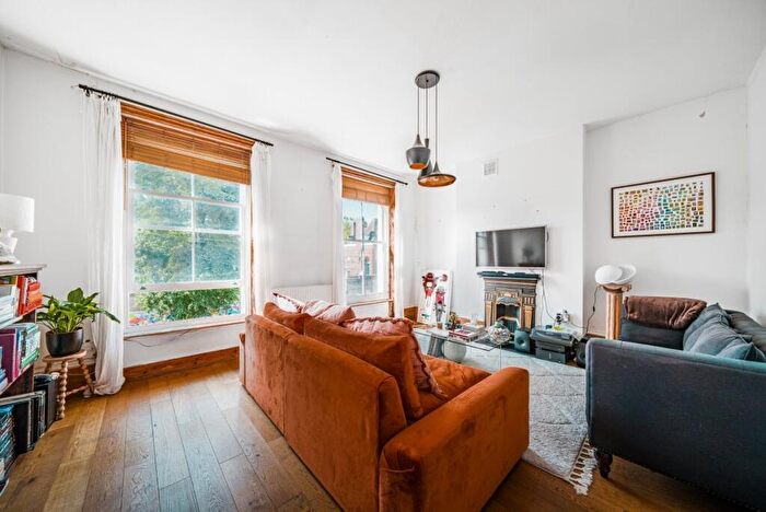 2 Bedroom Flat To Rent In Lilford Road, London, SE5