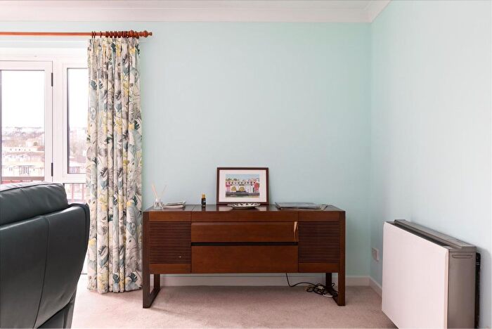 2 Bedroom Flat For Sale In Portland Court, Harbourside, BS1