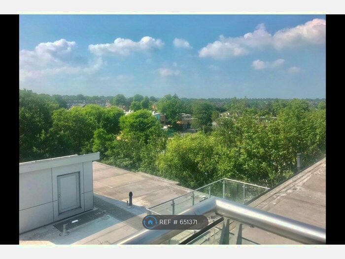 2 Bedroom Flat To Rent In Queen Mary Avenue, London, E18