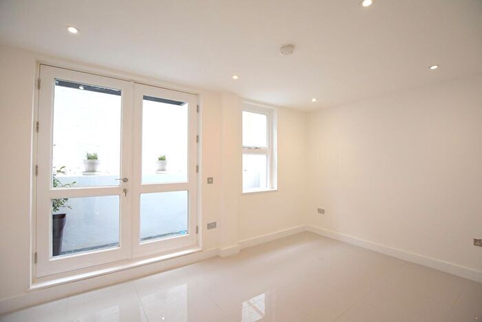2 Bedroom Flat To Rent In Hugh Street, Victoria, London, SW1V