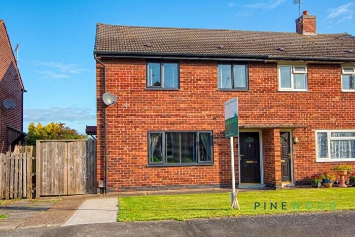 3 Bedroom Semi-Detached House For Sale In North Side, New Tupton, S42