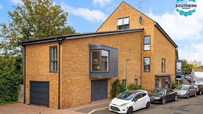 2 Bedroom Flat For Sale In Heathfield Square, Wandsworth, SW18