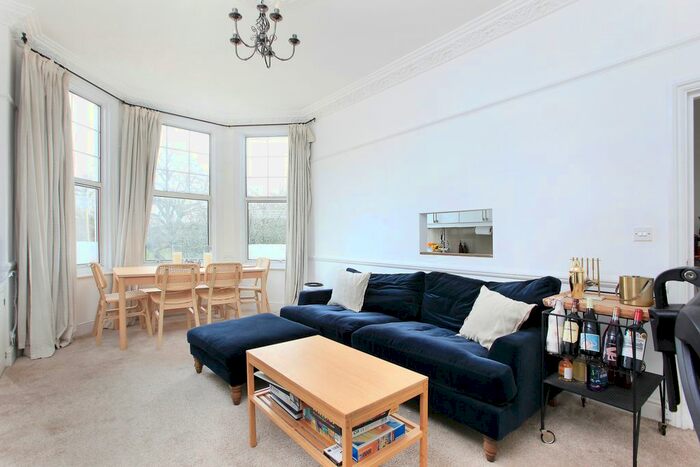 2 Bedroom Flat To Rent In Clapham Common South Side, Clapham, London, SW4