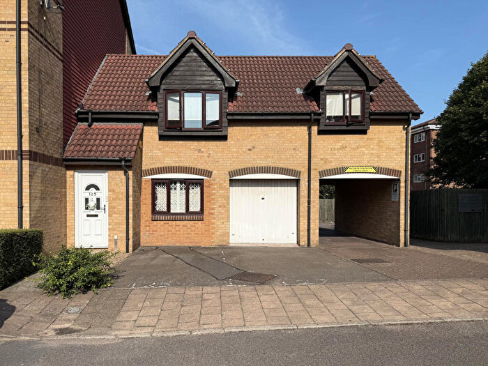 3 Bedroom Flat To Rent In Sterling Gardens, SE14