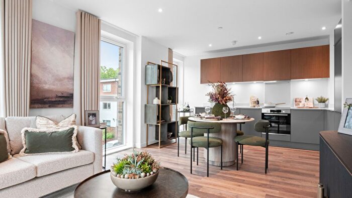 3 Bedroom Flat For Sale In Plumstead Road, London, SE18