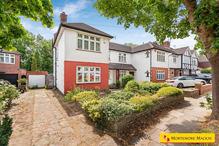 3 Bedroom Semi-Detached House For Sale In Stone Hall Road, London, N21