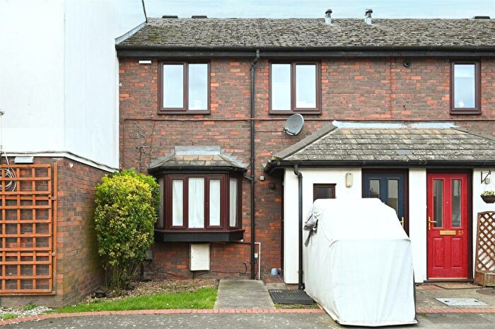 2 Bedroom Flat To Rent In Boleyn Close, Walthamstow, London, E17