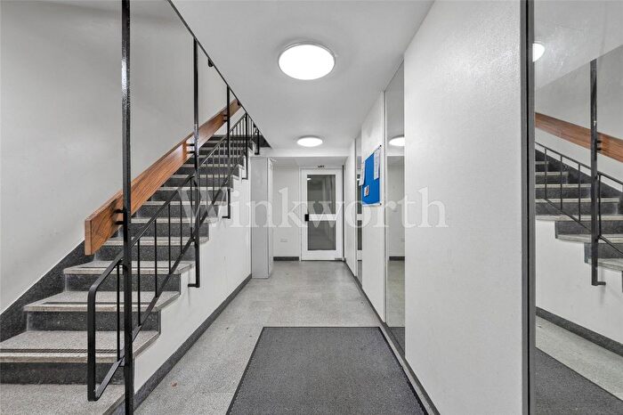 3 Bedroom Flat To Rent In Ravenscroft Avenue, London, NW11