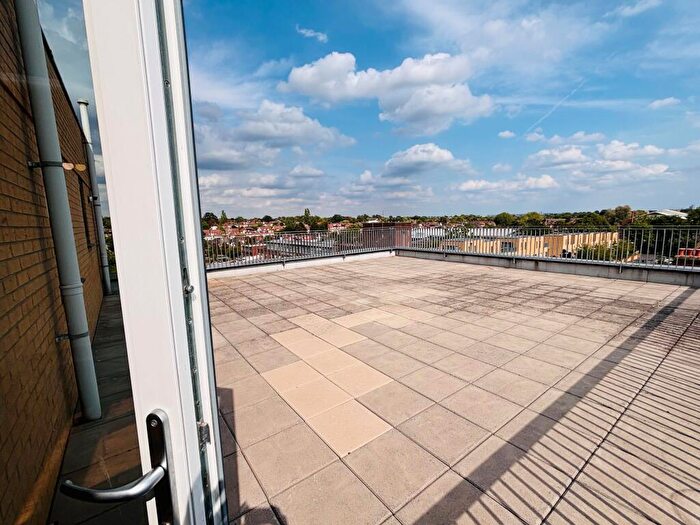 2 Bedroom Penthouse To Rent In Bowes Road, London, N11