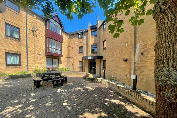 2 Bedroom Flat To Rent In St. Leonards Road, Windsor, SL4