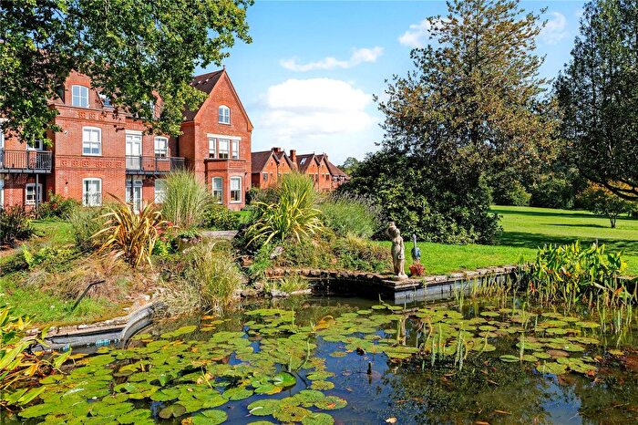 3 Bedroom Flat For Sale In Enton Hall Lane, Enton, Godalming, Surrey, GU8