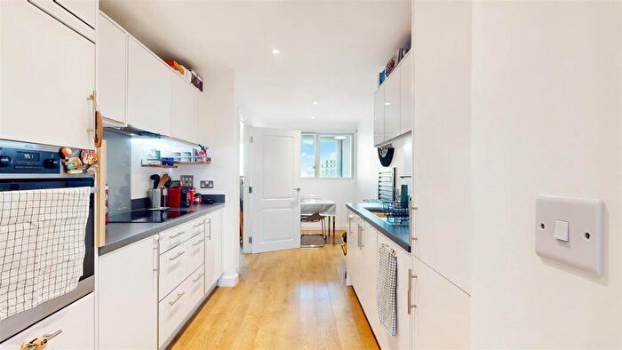 2 Bedroom Apartment For Sale In Southmere House, Highland Street, Stratford, E15