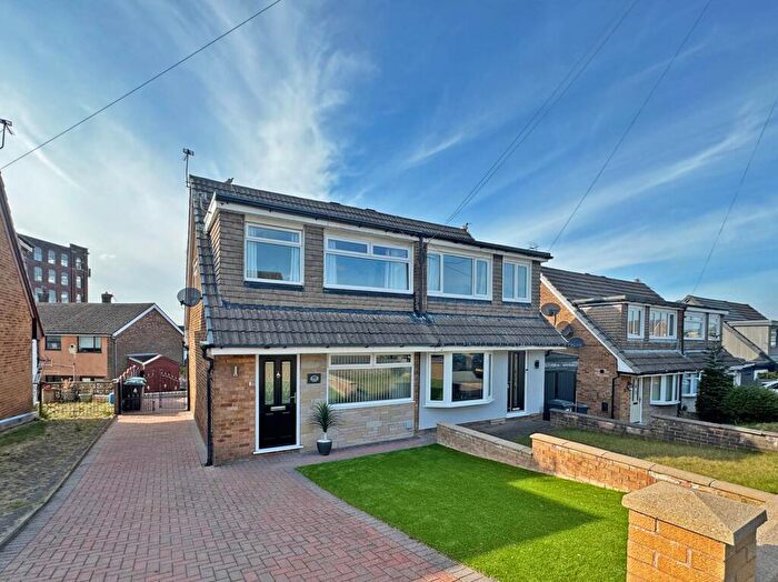 3 Bedroom Semi-Detached House For Sale In Helston Drive, Royton, OL2