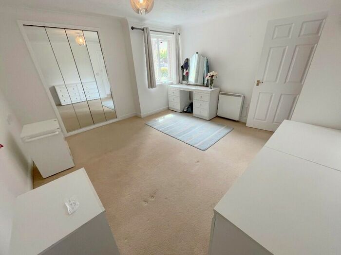 2 Bedroom Retirement Property For Sale In Potters Court, Darkes Lane, Potters Bar, Hertfordshire, EN6