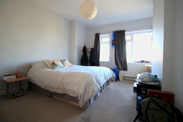 2 Bedroom Flat To Rent In Camberwell Road, London, SE5