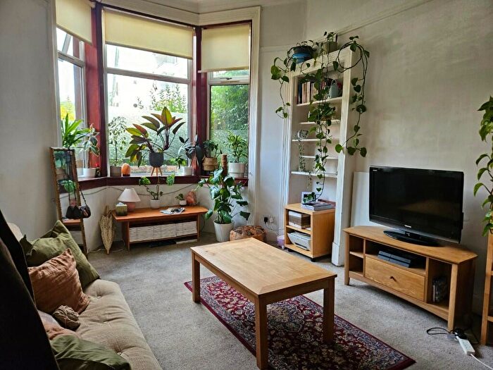 1 Bedroom Flat To Rent In Thornwood Avenue, Glasgow, G11
