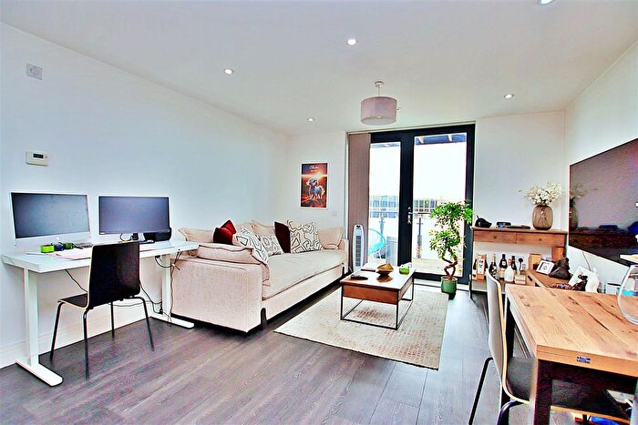 1 Bedroom Flat For Sale In Horizon Place, Studio Way, Borehamwood, WD6