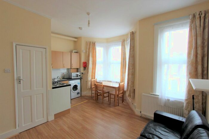 1 Bedroom Flat To Rent In Wightman Road, London, N8