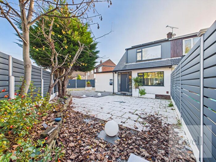 3 Bedroom Semi Detached House For Sale In Daleside Close, Pudsey, LS28