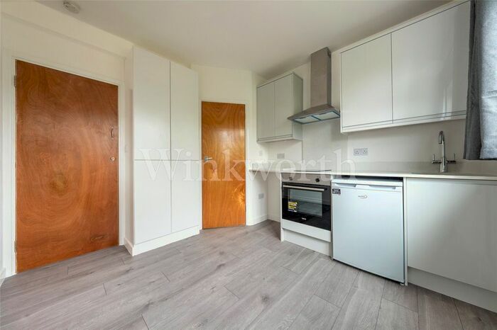 Studio To Rent In Hoop Lane, London, NW11