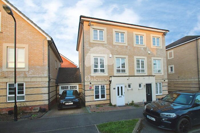 4 Bedroom Town House To Rent In Kings Reach, Slough, SL3