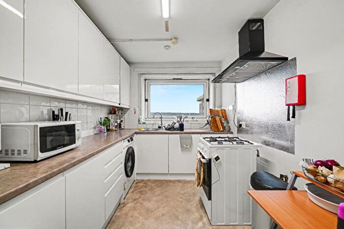 3 Bedroom Flat To Rent In Gillfoot, NW1