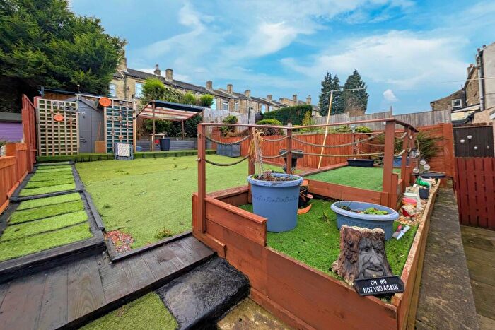 3 Bedroom End Of Terrace House For Sale In Lee Street, Brighouse, HD6