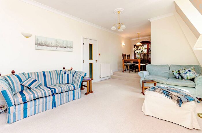 3 Bedroom Flat For Sale In Ottershaw Park, Ottershaw, KT16