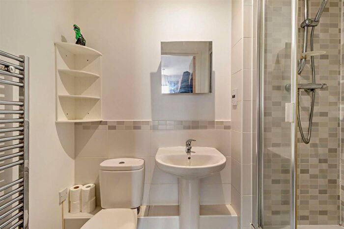 2 Bedroom Flat For Sale In Sheldon Way, Berkhamsted, HP4