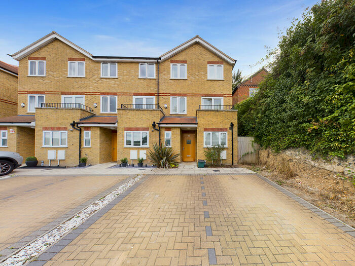 4 Bedroom Town House To Rent In Kingsmead Road, High Wycombe, HP11