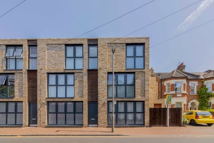 3 Bedroom Flat To Rent In Oxford Road, London, SW15